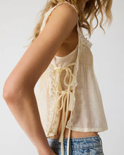 Load image into Gallery viewer, STEVE MADDEN-EASTEN TOP CREAM
