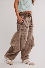 Load image into Gallery viewer, FREE PEOPLE-ONSET PARACHUTE PANT IN DUSTED COCOA