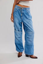 Load image into Gallery viewer, FREE PEOPLE- LOGAN CINCHE CARGO JEAN