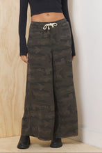 Load image into Gallery viewer, VINTAGE HAVANA-TENCEL WIDE LEG PANT IN CAMO