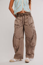 Load image into Gallery viewer, FREE PEOPLE-ONSET PARACHUTE PANT IN DUSTED COCOA
