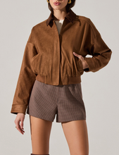 Load image into Gallery viewer, ASTR THE LABEL-SORINE JACKET IN CAMEL

