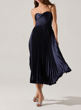 Load image into Gallery viewer, ASTR THE LABEL-ASCELLA DRESS IN NAVY
