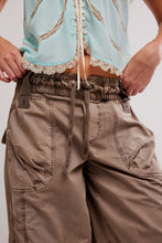 Load image into Gallery viewer, FREE PEOPLE-ONSET PARACHUTE PANT IN DUSTED COCOA
