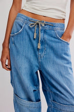 Load image into Gallery viewer, FREE PEOPLE- LOGAN CINCHE CARGO JEAN
