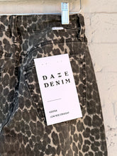 Load image into Gallery viewer, DAZE-KEEPER DENIM IN CATWALK
