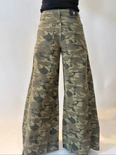 Load image into Gallery viewer, FEARLESS IS- STAC CAMO
