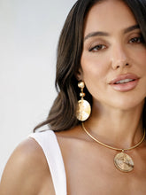 Load image into Gallery viewer, ETTIKA-SWIRL PENDANT CHOKER
