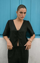 Load image into Gallery viewer, Z SUPPLY-LA BELLE LINEN CROP TOP
