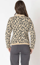 Load image into Gallery viewer, DEX-CREWNECK PATTERNED CARDIGAN IN LEOPARD BROWN
