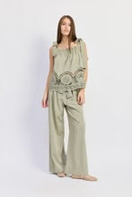 Load image into Gallery viewer, EN SAISON-SEASHELL EMBROIDERED LACE TOP
