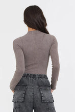 Load image into Gallery viewer, Vintage Havana- Washed Taupe Seamless Mock Neck Top
