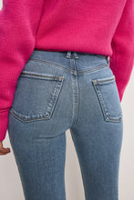 Load image into Gallery viewer, GOOD AMERICAN-SOFT TECH GOOD LEGS STRAIGHT JEANS
