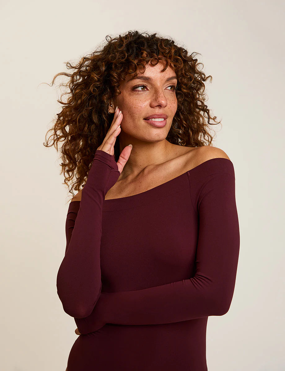 COMMANDO-OFF SHOULDER BODYSUIT WITH THUMBHOLES RAISIN