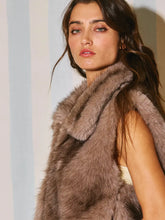 Load image into Gallery viewer, BUCKETLIST-ZIP UP FAUX FUR VEST

